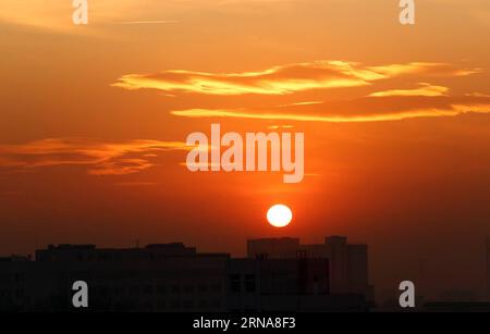 (160113) -- PEKING, 13. Januar 2016 --Foto aufgenommen am 13. Januar 2016 zeigt den Sonnenaufgang in Peking, der Hauptstadt Chinas. ) (Zwx) CHINA-BEIJING-SUNRISE(CN) FengxXiaodong PUBLICATIONxNOTxINxCHN 160113 Peking 13. Januar 2016 Foto aufgenommen AM 13. Januar 2016 zeigt den Sonnenaufgang in Peking Hauptstadt von China zwx China Beijing Sunrise CN PUBLICATIONxNOTxINxCHN Stockfoto