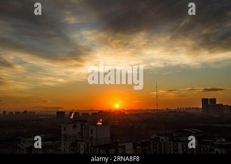 (160113) -- PEKING, 13. Januar 2016 --Foto aufgenommen am 13. Januar 2016 zeigt den Sonnenaufgang in Peking, der Hauptstadt Chinas. ) (Zwx) CHINA-BEIJING-SUNRISE(CN) LixJianbo PUBLICATIONxNOTxINxCHN 160113 Peking 13. Januar 2016 Foto aufgenommen AM 13. Januar 2016 zeigt den Sonnenaufgang in Peking Hauptstadt von China zwx China Beijing Sunrise CN LixJianbo PUBLICATIONxNOTxINxCHN Stockfoto