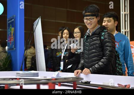 (160113) -- PEKING, 13. Januar 2016 -- Ein Besucher versucht, mit seinem Geist ein Automodell während eines Internetkarnevals in Peking, der Hauptstadt Chinas, am 13. Januar 2016 zu steuern. Ein dreitägiger Internet-Karneval wurde hier am Mittwoch eröffnet. ) (Zwx) CHINA-BEIJING-INTERNET CARNIVAL-OPENING(CN) LixXin PUBLICATIONxNOTxINxCHN 160113 Peking 13. Januar 2016 ein Besucher versucht mit seinem Geist ein Automodell während des Internet-Karnevals in Peking Hauptstadt von China 13. Januar 2016 zu kontrollieren ein 3-tägiger Internet-Karneval eröffnete hier AM Mittwoch zwx China Internet Karneval Opening CN LixXin PUBLICATIONxNOTxINxCHN Stockfoto