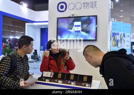 (160113) -- PEKING, 13. Januar 2016 -- Ein Mitarbeiter zeigt einen sichtbaren Ohrstöpsel auf einem Internet-Karneval in Peking, Hauptstadt Chinas, 13. Januar 2016. Ein dreitägiger Internet-Karneval wurde hier am Mittwoch eröffnet. ) (Zwx) CHINA-BEIJING-INTERNET CARNIVAL-OPENING(CN) LixXin PUBLICATIONxNOTxINxCHN 160113 Peking 13. Januar 2016 ein Mitarbeiter zeigt einen sichtbaren Earpick BEI to Internet Carnival in Peking Hauptstadt von China 13. Januar 2016 ein 3-tägiger Internet Carnival eröffnete hier AM Mittwoch zwx China Internet Carnival Opening CN LixXin PUBLICATIOxTxCHN Stockfoto