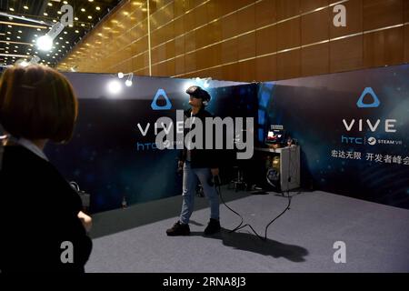 (160113) -- PEKING, 13. Januar 2016 -- Ein Besucher probiert während eines Internet-Karnevals in Peking, der Hauptstadt Chinas, am 13. Januar 2016 Eine Virtual-Reality-Brille aus. Ein dreitägiger Internet-Karneval wurde hier am Mittwoch eröffnet. ) (Zwx) CHINA-BEIJING-INTERNET CARNIVAL-OPENING(CN) LixXin PUBLICATIONxNOTxINxCHN 160113 Peking 13. Januar 2016 ein Besucher probiert Virtual Reality Brille während des Internet Karnevals in Peking Hauptstadt von China 13. Januar 2016 ein 3-tägiger Internet Karneval eröffnet hier AM Mittwoch zwx China Internet Carnival Opening CN LixXin PUBLICATINxCHN Stockfoto