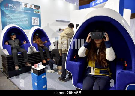 (160113) -- PEKING, 13. Januar 2016 -- während eines Internetkarnevals in Peking, der Hauptstadt Chinas, am 13. Januar 2016 testen Menschen eine Virtual-Reality-Brille. Ein dreitägiger Internet-Karneval wurde hier am Mittwoch eröffnet. ) (Zwx) CHINA-BEIJING-INTERNET CARNIVAL-OPENING(CN) LixXin PUBLICATIONxNOTxINxCHN 160113 Peking 13 Januar 2016 Prominente probieren Virtual Reality Brille während des Internet Karnevals in Peking Hauptstadt von China 13 Januar 2016 ein 3 Tage Internet Karneval eröffnet hier AM Mittwoch zwx China Internet Karneval Opening CN LixXin PUBLICATINxCHN Stockfoto
