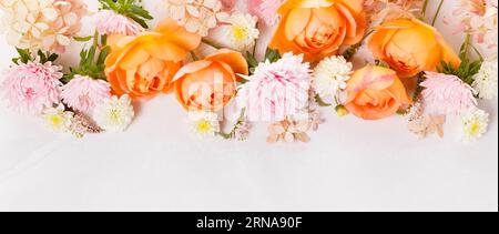 Herbst kreative Komposition Rosen, Hortensien Blumen auf grauem Hintergrund. Herbst, Herbsthintergrund. Stockfoto