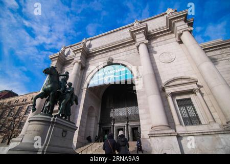 (160114) -- NEW YORK, 14. Januar 2016 -- Poster der Titanosaur-Skelett-Ausstellung auf der Fassade des American Museum of Natural History in New York, USA, am 14. Januar 2016. Ab dem 15. Januar wird das American Museum of Natural History eine weitere wichtige Ausstellung hinzufügen - eine Besetzung eines 122 Fuß (37 m) großen Dinosauriers. Der Dinosaurier wurde noch nicht offiziell von Wissenschaftlern benannt, die ihn entdeckten, aber von Paläontologen wurde angenommen, dass er ein riesiger Pflanzenfresser war, der zu einer Gruppe gehört, die als Titanosaurier mit einem Gewicht von bis zu 70 Tonnen bekannt ist. Die Besetzung basiert auf 84 fossilen Knochen Stockfoto