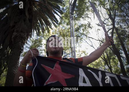 (160115) -- MEXIKO-STADT, 15. Januar 2016 -- Ein Mann schreit Slogans, als die Angehörigen der 43 vermissten Studenten des ländlichen Lehrerhochschul Raul Isidro Burgos von Ayotzinapa am Hauptsitz des Generalstaatsanwalts (PGR) ankommen. vor ihrem Treffen mit dem Leiter der PGR, Arely Gomez, in Mexiko-Stadt, der Hauptstadt Mexikos, am 14. Januar 2016. nach Angaben der lokalen Presse trafen Verwandte der 43 vermissten Studenten des Lehrerkollegs für ländlichen Raum Raul Isidro Burgos mit Beamten der PGR und Mitgliedern der vom in benannten Interdisziplinären Gruppe unabhängiger Sachverständiger (IGIE) zusammen Stockfoto