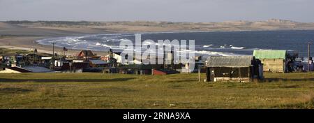 (160116) -- CABO POLONIO, 15. Januar 2016 -- Blick auf den Nordstrand von Cabo Polonio, Département Rocha, 275 km von Montevideo, Hauptstadt von Uruguay, am 15. Januar, 2016. laut lokaler Presse ist der Nationalpark Cabo Polonio ein Schutzgebiet Uruguays, das seit 2009 Teil des nationalen Schutzgebietssystems ist. Es ist ein Ort, an dem kein Strom oder fließendes Wasser vorhanden ist, so dass die Häuser mit Kerzen, Laternen oder Solarenergie beleuchtet werden und das Wasser durch eine Pumpe oder einen Brunnen gefördert und mit Gas erhitzt wird. Der Eintritt von Touristen in den Park erfolgt über Lastwagen 4X4. Nicolas Celaya) URUGUAY-CABO POLONIO-INDUSTR Stockfoto