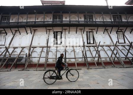 (160116) -- KATHMANDU, 16. Januar 2016 -- Ein Mann, Der mit dem Fahrrad fährt, passiert den Hanumandhoka-Palast, unterstützt von Planken am Hanumandhoka Durbar-Platz in Kathmandu, Nepal, 16. Januar 2016. Am Samstag, neun Monate nach den schweren Erdbeben und Nachbeben im April 25, die Hunderttausende Menschen obdachlos und Millionen Häuser beschädigt haben, wurde in Nepal eine nationale Megakampagne für den Wiederaufbau gestartet. )(azp) NEPAL-KATHMANDU-ERDBEBEN-WIEDERAUFBAU SunilxSharma PUBLICATIONxNOTxINxCHN 160116 Kathmandu 16. Januar 2016 ein Mann, der einen FAHRRADPASS am Hanumandhoka-Palast fährt, unterstützt von Stockfoto