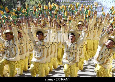 (160117) -- CEBU, 17. Januar 2016 -- Tänzerinnen in bunten Kostümen nehmen am Straßentanz während des jährlichen Sinulog Festivals in Cebu City, Philippinen, 17. Januar 2016 Teil. Das Sinulog Festival ist ein jährliches kulturelles und religiöses Festival, das eine große Straßenparade mit Tänzern in bunten Kostümen zu Ehren des wundersamen Bildes des Santo Nino bietet. ) PHILLIPINES-CEBU-SINULOG FESTIVAL Stringer PUBLICATIONxNOTxINxCHN 160117 Cebu 17. Januar 2016 Tänzerinnen und Tänzer in bunten Kostümen nehmen während des jährlichen Sinulog Festivals in Cebu City auf den Philippinen am 17. Januar 20 Teil Stockfoto