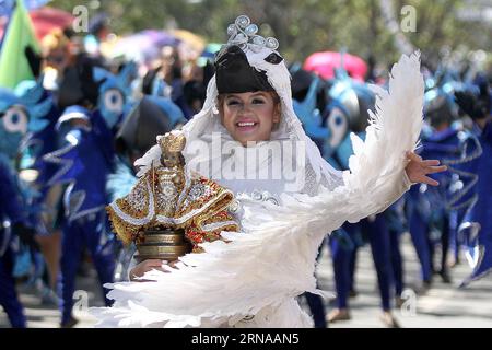 (160117) -- CEBU, 17. Januar 2016 -- Eine Tänzerin in Federkostüm nimmt an einem Straßentanz während des jährlichen Sinulog Festivals in Cebu City, Philippinen, 17. Januar 2016 Teil. Das Sinulog Festival ist ein jährliches kulturelles und religiöses Festival, das eine große Straßenparade mit Tänzern in bunten Kostümen zu Ehren des wundersamen Bildes des Santo Nino bietet. ) PHILLIPINES-CEBU-SINULOG FESTIVAL Stringer PUBLICATIONxNOTxINxCHN 160117 Cebu 17. Januar 2016 eine Tänzerin in Federkostümen nimmt an einem Straßentanz während des jährlichen Sinulog Festivals in Cebu City auf den Philippinen Teil Stockfoto