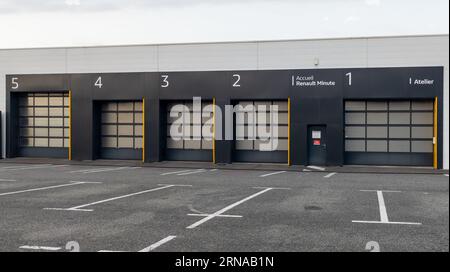 Bordeaux, Frankreich - 08 28 2023 : Renault Minute Entrance Händlerstation Auto Schild Logo und Markentext französisch in Garage Fahrzeug Stockfoto