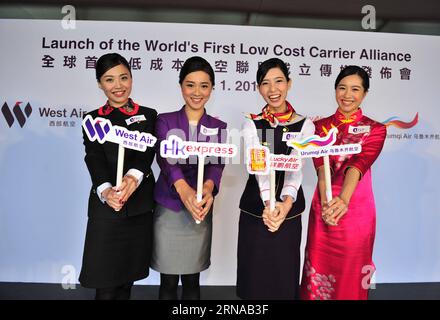 Flugbegleiter von West Air, HK Express, Lucky Air und Urumqi Air nehmen an der Pressekonferenz zur Gründung der U-FLY Alliance, der weltweit ersten Allianz von Billigfluggesellschaften, im südchinesischen Hongkong am 18. Januar 2016 Teil. )(wjq) CHINA-HONG KONG-LOW COST CARRIER ALLIANCE (CN) QinxQing PUBLICATIONxNOTxINxCHN Airline Stewardess von WEST Air HK Shipping Lucky Air und Urumqi Air nehmen an Pressekonferenz zur Einführung der U Fly Alliance Teil die weltweit erste Low Cost Carrier Alliance in Südchina S Hong Kong 18 Januar 2016 wjq China Hong Kong Low Cost Carrier Alliance CN QinxQing PUBLICATIONxNOTxINxCHN Stockfoto