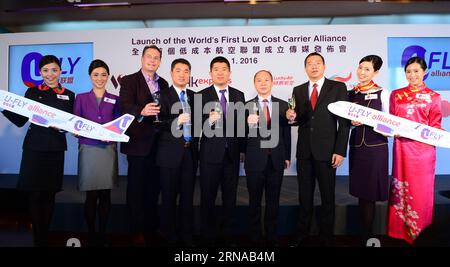 Die Direktoren von HK Express, Lucky Air, Urumqi Air und West Air nehmen am 18. Januar 2016 an einer Pressekonferenz zum Start der U-FLY Alliance, der weltweit ersten Low-Cost-Carrier-Allianz, im südchinesischen Hongkong Teil. )(wjq) CHINA-HONG KONG-LOW COST CARRIER ALLIANCE (CN) QinxQing PUBLICATIONxNOTxINxCHN die Direktoren von HK Shipping Lucky Air Urumqi Air und WEST Air nehmen an einer Pressekonferenz zur Einführung der U Fly Alliance Teil die erste Low Cost Carrier Alliance der Welt in Südchina S Hong Kong 18. Januar 2016 wjq China Hong Kong Low Cost Carrier Alliance CN QinxQing PUBLICATIONxNOTxINxCHN Stockfoto