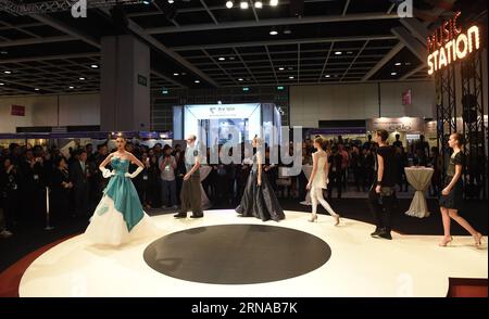 Models präsentieren die Kreation während der Hong Kong Fashion Week für Herbst/Winter im südchinesischen Hongkong, 18. Januar 2016. )(wjq) CHINA-HONG KONG-FASHION WEEK (CN) LuixSiuxWai PUBLICATIONxNOTxINxCHN Models präsentieren Kreation während Hong Kong Fashion Week für Case Winter in Südchina S Hong Kong Jan 18 2016 wjq China Hong Kong Fashion Week CN LuixSiuxWai PUBLICATIONxNOTxINxCHN Stockfoto