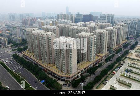 Das Foto vom 17. August 2015 zeigt Wohngebäude in Zhengzhou, der zentralchinesischen Provinz Henan. Die chinesische Wirtschaft wuchs 2015 um 6,9 Prozent. ) (wf) CHINA-BIP GROWTH-6,9 PERCENT (CN) LixBo PUBLICATIONxNOTxINxCHN Stockfoto