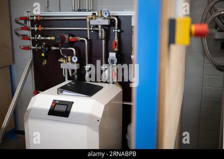 31. August 2023, Brandenburg, Groß Kreutz: Eine Wärmepumpe steht im „Wärmepumpenlabor“ der Potsdamer Handwerkskammer auf dem Campus Handwerk Bildung und Innovation (BIH). Foto: Sebastian Christoph Gollnow/dpa Stockfoto