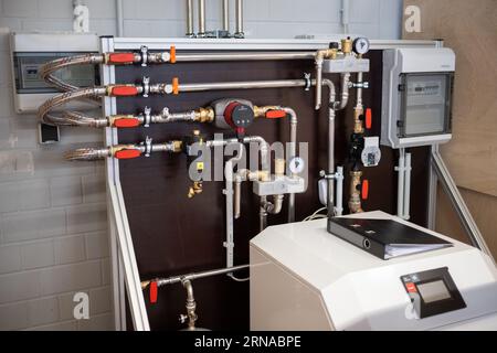 31. August 2023, Brandenburg, Groß Kreutz: Eine Wärmepumpe steht im „Wärmepumpenlabor“ der Potsdamer Handwerkskammer auf dem Campus Handwerk Bildung und Innovation (BIH). Foto: Sebastian Christoph Gollnow/dpa Stockfoto