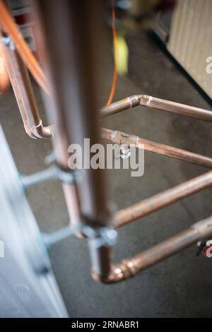 31. August 2023, Brandenburg, Groß Kreutz: Eine Wärmepumpe steht im „Wärmepumpenlabor“ der Potsdamer Handwerkskammer auf dem Campus Handwerk Bildung und Innovation (BIH). Foto: Sebastian Christoph Gollnow/dpa Stockfoto