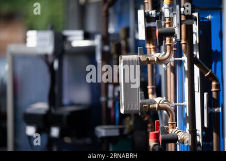 31. August 2023, Brandenburg, Groß Kreutz: Eine Wärmepumpe steht im „Wärmepumpenlabor“ der Potsdamer Handwerkskammer auf dem Campus Handwerk Bildung und Innovation (BIH). Foto: Sebastian Christoph Gollnow/dpa Stockfoto