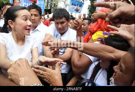 Sentaor Grace Poe (1. L, Front) begrüßt ihre Unterstützer, als sie an den mündlichen Argumenten zu ihrem Disqualifikationsverfahren am philippinischen Obersten Gerichtshof in Manila, Philippinen, 19. Januar 2016 teilnimmt. Der Oberste Gerichtshof hielt am Dienstag eine Anhörung zu den Petitionen von Senatorin Grace Poe ab, die die Entscheidung der philippinischen Kommission für Wahlen (Comelec) rückgängig machen wollten, sie bei den kommenden Präsidentschaftswahlen im Mai zu disqualifizieren. RouellexUmali PUBLICATIONxNOTxINxCHN Grace Poe 1st l Front begrüßt ihre Unterstützer, während sie an der mündlichen Verhandlung teilnimmt Stockfoto