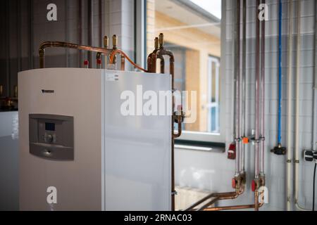 31. August 2023, Brandenburg, Groß Kreutz: Eine Wärmepumpe steht im „Wärmepumpenlabor“ der Potsdamer Handwerkskammer auf dem Campus Handwerk Bildung und Innovation (BIH). Foto: Sebastian Christoph Gollnow/dpa Stockfoto