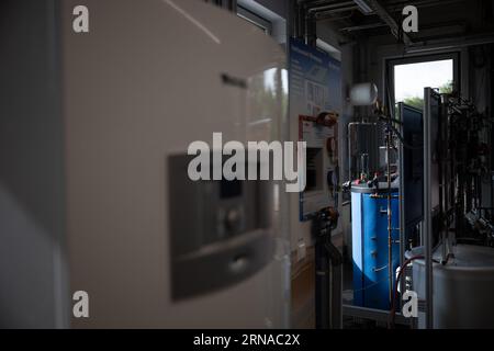 31. August 2023, Brandenburg, Groß Kreutz: Wärmepumpen befinden sich im „Wärmepumpenlabor“ der Handwerkskammer Potsdam am Campus Handwerk Bildung und Innovation (BIH). Foto: Sebastian Christoph Gollnow/dpa Stockfoto