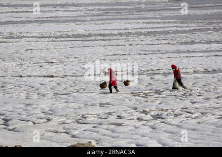 (160119) -- LIANYUNGANG, 19. Januar 2016 -- einheimische Fischer laufen auf dem eisbedeckten Meer in Lianyungang, der ostchinesischen Provinz Jiangsu, 19. Januar 2016. Die meisten Teile Chinas werden in den kommenden Tagen einen rapiden Temperaturabfall sowie Schnee und Regen erleben, da eine starke kalte Front auf dem Weg ist und die Reise zum kommenden Frühlingsfest, das dieses Jahr am 8. Februar fällt, stören wird. Das National Meteorological Center sagte, dass die Temperaturen im Nordwesten, Norden und Nordosten Chinas drastisch sinken werden, wobei die Temperaturen in einigen Gebieten um bis zu 14 Grad sinken werden. )(WJQ) CHINA-KALTE WELLE (CN) Stockfoto