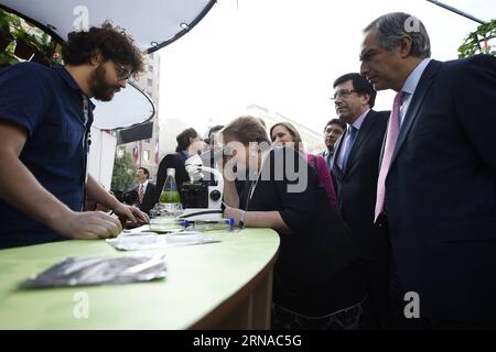 (160120) -- SANTIAGO, 19. Januar 2016 -- das Bild der chilenischen Präsidentschaft zeigt die chilenische Präsidentin Michelle Bachelet (C), die während der Eröffnungszeremonie des Kongresses der Zukunft am 19. Januar 2016 in Santiago durch ein Mikroskop beobachtet. Der Kongress der Zukunft würde sechs Tage dauern. Sebastian Rodriguez/chilenischer Ratsvorsitz) (jp) (sp) CHILE-SANTIAGO-PRÄSIDENT-KONGRESS DER ZUKUNFT e CHILEANxPRESIDENCY PUBLICATIONxNOTxINxCHN 160120 Santiago Jan 19 2016 das Bild des chilenischen Ratsvorsitzes zeigt die chilenische Präsidentin Michelle Bachelet C, die während der Eröffnungszeremonie von T durch ein Mikroskop schaut Stockfoto