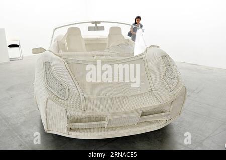 Bilder des Tages (160120) -- SINGAPUR, 20. Januar 2016 -- Ein Besucher sieht Ein Kunstwerk während der Vorschau von Art Stage Singapore auf der Marina Bay Sands Expo and Convention Centre, Singapur, 20. Januar 2016. Die Ausstellung wird am 21. Januar offiziell eröffnet. ) SINGAPUR-ART AUSSTELLUNG-VORSCHAU ThenxChihxWey PUBLICATIONxNOTxINxCHN Bilder der Tag 160120 Singapur 20. Januar 2016 ein Besucher Ansichten zu Kunstwerken während der Vorschau der Kunstbühne Singapur AUF der Marina Bay Sands EXPO und dem Convention Centre Singapur 20. Januar 2016 die Ausstellung wird offiziell AM 21. Januar eröffnet Singapore Art Exhibition Preview ThenxChih Stockfoto