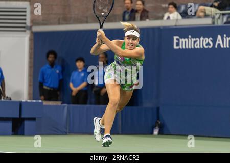 Linda Noskova aus Tschechien kehrt in der 2. Runde gegen ons Jabeur aus Tunesien bei den US Open Championships im Billie Jean King Tennis Center in New York am 31. August 2023 zurück Stockfoto