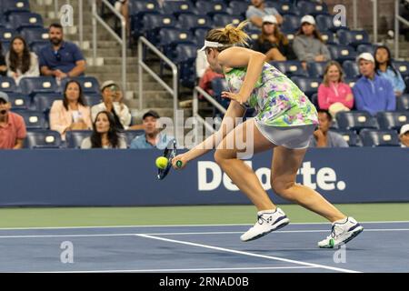 Linda Noskova aus Tschechien kehrt in der 2. Runde gegen ons Jabeur aus Tunesien bei den US Open Championships im Billie Jean King Tennis Center in New York am 31. August 2023 zurück Stockfoto