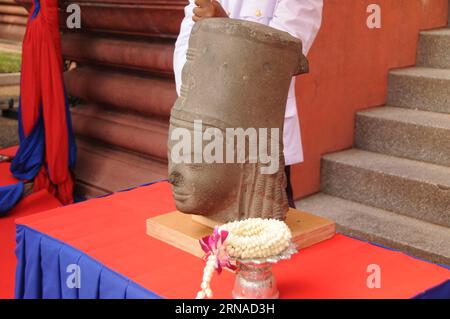 (160121) -- PHNOM PENH, 21. Januar 2016 -- Foto aufgenommen am 21. Januar 2016 zeigt den geplünderten Kopf der Harihara-Statue, ausgestellt im Nationalmuseum in Phnom Penh, Kambodscha. Ein 47 Kilogramm schwerer Kopf der Harihara-Statue, eine Gottheit, die Aspekte der Vishnu- und Shiva-Götter kombiniert, wurde an ihrem lebensgroßen Körper wieder angebracht und am Donnerstag im Nationalmuseum in Phnom Penh der Öffentlichkeit ausgestellt. Das französische Guimet-Museum gab den Kopf der Statue, die vor 130 Jahren aus einem kambodschanischen Tempel genommen wurde, am Dienstag an Kambodscha zurück.) KAMBODSCHA-PHNOM PENH-STATUE KOPFAUFSATZ ZHANGXYANFANG PUBLICATIONXNOTX Stockfoto
