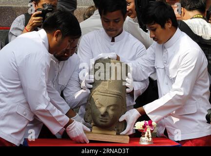 (160121) -- PHNOM PENH, 21. Januar 2016 -- Mitarbeiter des kambodschanischen Nationalmuseums tragen den geplünderten Kopf der Harihara-Statue in Phnom Penh, Kambodscha, 21. Januar 2016. Ein 47 Kilogramm schwerer Kopf der Harihara-Statue, eine Gottheit, die Aspekte der Vishnu- und Shiva-Götter kombiniert, wurde an ihrem lebensgroßen Körper wieder angebracht und am Donnerstag im Nationalmuseum in Phnom Penh der Öffentlichkeit ausgestellt. Das französische Guimet-Museum gab den Kopf der Statue, die vor 130 Jahren aus einem kambodschanischen Tempel genommen wurde, am Dienstag an Kambodscha zurück. KAMBODSCHA-PHNOM PENH-STATUE KOPF-WIEDERBEFESTIGUNG SOVANNARA PUBLICATIONXNOTXINXCHN 16 Stockfoto