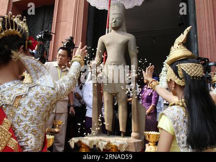 (160121) -- PHNOM PENH, 21. Januar 2016 -- der geplünderte Kopf der Harihara-Statue wird am 21. Januar 2016 im Nationalmuseum in Phnom Penh, Kambodscha, an seinem Körper befestigt. Ein 47 Kilogramm schwerer Kopf der Harihara-Statue, eine Gottheit, die Aspekte der Vishnu- und Shiva-Götter kombiniert, wurde an ihrem lebensgroßen Körper wieder angebracht und am Donnerstag im Nationalmuseum in Phnom Penh der Öffentlichkeit ausgestellt. Das französische Guimet-Museum gab den Kopf der Statue, die vor 130 Jahren aus einem kambodschanischen Tempel genommen wurde, am Dienstag an Kambodscha zurück. KAMBODSCHA-PHNOM PENH-STATUE KOPF-WIEDERBEFESTIGUNG SOVANNARA PUBLICATIONXNOTXINXCHN Stockfoto