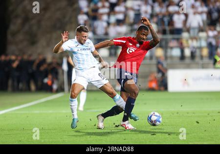 (230901) -- RIJEKA, 1. September 2023 (Xinhua) -- Marco Pasalic (L) von HNK Rijeka tritt am 31. August 2023 mit Alexsandro Victor de Souza Ribeiro aus Lille im Play-off der UEFA Europa Conference League in der zweiten Leg-Partie zwischen HNK Rijeka aus Kroatien und Lille aus Frankreich in Rijeka (Kroatien) um den Ball an. (Nel Pavletic/PIXSELL über Xinhua) Stockfoto