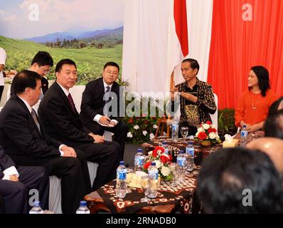 (160121) -- BANDUNG, 21. Januar 2016 -- der indonesische Präsident Joko Widodo (2. R) trifft sich am 21. Januar 2016 mit dem chinesischen Staatsrat Wang Yong (3. L) in der indonesischen Provinz West Java. ) INDONESIEN-WEST-JAVA-CHINA-WANG YONG-MEETING HexChangshan PUBLICATIONxNOTxINxCHN 160121 Bandung 21. Januar 2016 indonesischer Präsident Joko Widodo 2. R trifft sich mit dem chinesischen Staatsrat Wang Yong 3. L in der Provinz WEST Java Indonesien AM 21. Januar 2016 Indonesien WEST Java China Wang Yong Treffen Changshan PUICATIOxCHINxTxCHN Stockfoto