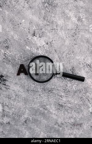 KI-Text mit Lupe, der das I auf Intelligenz, Konzept des maschinellen Lernens und generative Technologie analysiert Stockfoto