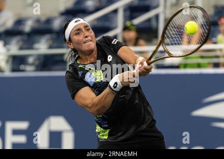 New York, USA. August 2023 31. Ons Jabeur aus Tunesien kehrt in der 2. Runde gegen Linda Noskova aus Tschechien bei den US Open Championships im Billie Jean King Tennis Center in New York am 31. August 2023 zurück. Jabeur gewann in drei Sätzen. (Foto: Lev Radin/SIPA USA) Credit: SIPA USA/Alamy Live News Stockfoto