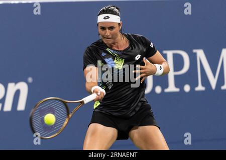 New York, USA. August 2023 31. Ons Jabeur aus Tunesien kehrt in der 2. Runde gegen Linda Noskova aus Tschechien bei den US Open Championships im Billie Jean King Tennis Center in New York am 31. August 2023 zurück. Jabeur gewann in drei Sätzen. (Foto: Lev Radin/SIPA USA) Credit: SIPA USA/Alamy Live News Stockfoto