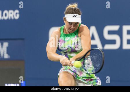 New York, USA. August 2023 31. Linda Noskova aus Tschechien kehrt in der 2. Runde gegen ons Jabeur aus Tunesien bei den US Open Championships im Billie Jean King Tennis Center in New York am 31. August 2023 zurück. Jabeur gewann in drei Sätzen. (Foto: Lev Radin/SIPA USA) Credit: SIPA USA/Alamy Live News Stockfoto