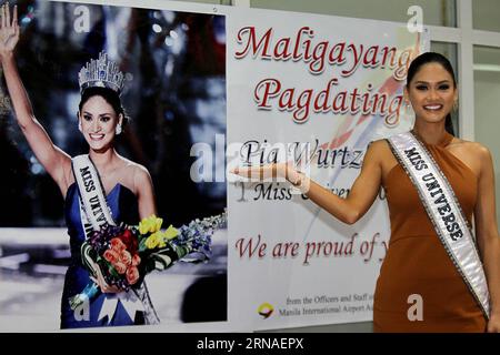 Bilder des Tages Miss Universe 2015 aus den Philippinen Pia Alonzo Wurtzbach posiert für Fotos während ihrer Ankunft am Manila International Airport in Pasay City, Philippinen, 23. Januar 2016. Wurtzbach wurde letzten Monat in einer dramatischen Show zur Miss Universe gekrönt, nachdem der Moderator des Wettbewerbs, der Komiker Steve Harvey, seine Cue Card falsch gelesen hatte und zunächst Miss Colombia als Sieger angekündigt hatte, bevor er sich entschuldigte und sagte, Wurtzbach hätte gewonnen. PHILIPPINEN-PASAY CITY-MISS UNIVERSUM-ANKUNFT RouellexUmali PUBLICATIONxNOTxINxCHN Images The Day Miss Universe 2015 von den Philippinen Pia Alonzo Wurtzbach Stockfoto
