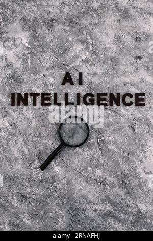 KI-Intelligenztext mit Lupenglas, das es analysiert, Konzept des maschinellen Lernens und generative Technologie Stockfoto