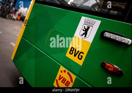 Berlin, Deutschland. 30. August 2023. Ein BVG-Bus steht in der Werkstatt des Lichtenberger Betriebes der Berliner Verkehrsbetriebe (BVG). Quelle: Fabian Sommer/dpa/Alamy Live News Stockfoto