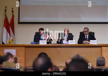 Ezzat Khamis (C), Leiter des Justizausschusses, der mit der Bewertung der Gelder und Vermögenswerte der Muslimbruderschaft beauftragt ist, spricht auf einer Pressekonferenz in Kairo, Ägypten, am 24. Januar 2016. Das ägyptische Justizkomitee sagte am Sonntag, dass führende Persönlichkeiten der Gruppe der Muslimbrüder während der einjährigen Herrschaft des ehemaligen islamistischen Präsidenten Mohamed Mursi gegen Staatsangelegenheiten geschätzt hätten. Die Anschuldigungen kommen einen Tag vor dem fünften Jahrestag der Proteste von 2011, die die 30-jährige Herrschaft des ehemaligen ägyptischen Präsidenten Hosni Mubarak beendeten. ) ÄGYPTEN-KAIRO-MUSLIMBRUDERSCHAFT-ANKLAGE ZhaoxDingzhe PUBLICATIONxNOT Stockfoto