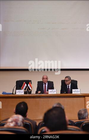 Ezzat Khamis (L), Leiter des Justizausschusses, der mit der Bewertung der Gelder und Vermögenswerte der Muslimbruderschaft beauftragt ist, spricht auf einer Pressekonferenz in Kairo, Ägypten, am 24. Januar 2016. Das ägyptische Justizkomitee sagte am Sonntag, dass führende Persönlichkeiten der Gruppe der Muslimbrüder während der einjährigen Herrschaft des ehemaligen islamistischen Präsidenten Mohamed Mursi gegen Staatsangelegenheiten geschätzt hätten. Die Anschuldigungen kommen einen Tag vor dem fünften Jahrestag der Proteste von 2011, die die 30-jährige Herrschaft des ehemaligen ägyptischen Präsidenten Hosni Mubarak beendeten. ) ÄGYPTEN-KAIRO-MUSLIMBRUDERSCHAFT-ANKLAGE ZhaoxDingzhe PUBLICATIONxNOT Stockfoto