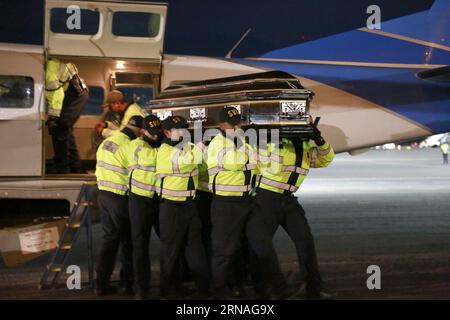 ALAJUELA, 24. Januar 2016 -- Sicherheitsmitglieder tragen am 24. Januar 2016 den Sarg eines Opfers des Schiffswracks am Juan Santamaria International Airport in Alajuela, Costa Rica. Die Zahl der Todesopfer eines Bootes, das am Samstag in Nicaraguas Karibischer See gekentert ist, hat 13 erreicht, sagte ein Offizieller der Marine am Sonntag. Alle 13 Leichen, 11 Frauen und zwei Männer, wurden als Costa-Ricaner identifiziert und eines der Opfer war unter 13 Jahren alt, sagte der Chef des Caribbean Naval District Commander Mario Berrios Madrigal. (vf) (Ah) COSTA RICA-ALAJUELA-NICARAGUA-UNFALL-WRACK KENTxGILBERT PUBLICATIONxNOTxINx Stockfoto