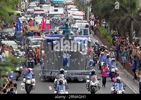 (160125) -- MANILA, 25. Januar 2016 -- Miss Universe 2015 Pia Alonzo Wurtzbach von den Philippinen Wellen während ihrer großen Homecoming Parade in Manila, Philippinen, 25. Januar 2016. Wurtzbach wurde letzten Monat in einer dramatischen Show zur Miss Universe gekrönt, nachdem der Moderator des Wettbewerbs, der Komiker Steve Harvey, seine Cue Card falsch gelesen hatte und zunächst Miss Colombia als Sieger angekündigt hatte, bevor er sich entschuldigte und sagte, Wurtzbach hätte gewonnen. PHILIPPINEN-MANILA-MISS UNIVERSE 2015-GROSSE PARADE RouellexUmali PUBLICATIONxNOTxINxCHN 160125 Manila Jan 25 2016 Miss Universe 2015 Pia Alonzo Wurtzbach von den Philippinen Wa Stockfoto