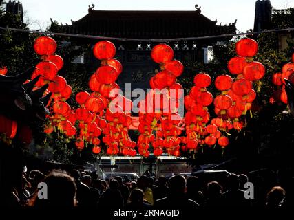 Das Foto vom 23. Januar 2015 zeigt Laternen in Guandu in Kunming, der Hauptstadt der Provinz Yunnan im Südwesten Chinas. Laternen in China haben eine lange Geschichte und sind zum Synonym für die chinesische Kultur geworden. Auch heute noch werden sie von den Chinesen weltweit hergestellt und genossen. Sie wurden als Mittel des künstlerischen Ausdrucks in Bezug auf Funktionalität, Design und Dekoration verwendet. Chinesische Straßen in Städten und Städten sind während der Festivals mit roten Laternen verziert, insbesondere das chinesische Mondneujahr, das Herbstfest und das Laternenfest. (Zkr) CHINA-LATERNEN-KULTUR(CN) WangxSong P Stockfoto