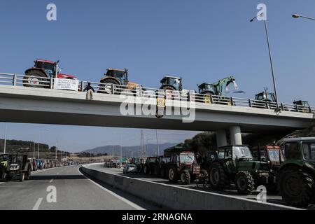 (160125) -- ATHEN, Januar 25 -- Tausende griechische Landwirte gehen am 24. Januar 2016 mit mehr als 15.000 Traktoren an 50 wichtigen nationalen Autobahnkreuzungen auf die Straßen Griechenlands und protestieren gegen die Reform des Rentensystems und die Steuerpläne der Regierung. Drohung, Zollstellen an den Grenzen zu Bulgarien und der Türkei zu schließen und Straßen durch Griechenland zu blockieren. ) GRIECHENLAND-ATHEN-BAUERNPROTEST LefterisxPartsalis PUBLICATIONxNOTxINxCHN 160125 Athen Jan 25 Tausende griechische Bauern gehen mit mehr als 15 000 Traktoren AUF die Straßen Griechenlands und liegen AUF 50 Key National Highwa Stockfoto