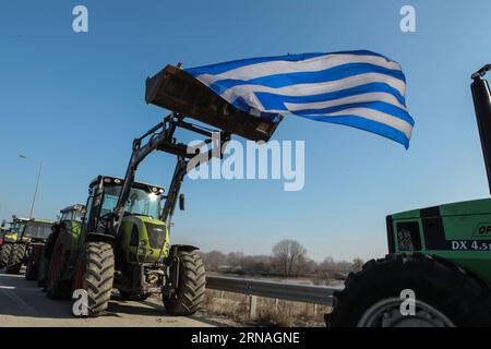 (160125) -- ATHEN, Januar 25 -- Tausende griechische Landwirte gehen am 24. Januar 2016 mit mehr als 15.000 Traktoren an 50 wichtigen nationalen Autobahnkreuzungen auf die Straßen Griechenlands und protestieren gegen die Reform des Rentensystems und die Steuerpläne der Regierung. Drohung, Zollstellen an den Grenzen zu Bulgarien und der Türkei zu schließen und Straßen durch Griechenland zu blockieren. ) GRIECHENLAND-ATHEN-BAUERNPROTEST LefterisxPartsalis PUBLICATIONxNOTxINxCHN 160125 Athen Jan 25 Tausende griechische Bauern gehen mit mehr als 15 000 Traktoren AUF die Straßen Griechenlands und liegen AUF 50 Key National Highwa Stockfoto