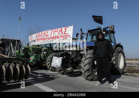 (160125) -- ATHEN, Januar 25 -- Tausende griechische Landwirte gehen am 24. Januar 2016 mit mehr als 15.000 Traktoren an 50 wichtigen nationalen Autobahnkreuzungen auf die Straßen Griechenlands und protestieren gegen die Reform des Rentensystems und die Steuerpläne der Regierung. Drohung, Zollstellen an den Grenzen zu Bulgarien und der Türkei zu schließen und Straßen durch Griechenland zu blockieren. ) GRIECHENLAND-ATHEN-BAUERNPROTEST LefterisxPartsalis PUBLICATIONxNOTxINxCHN 160125 Athen Jan 25 Tausende griechische Bauern gehen mit mehr als 15 000 Traktoren AUF die Straßen Griechenlands und liegen AUF 50 Key National Highwa Stockfoto